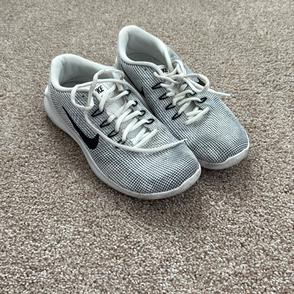 Nike womens flex sneaker